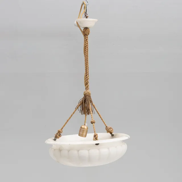 TAKLAMPA. Alabaster, 1900-talets första hälft.
