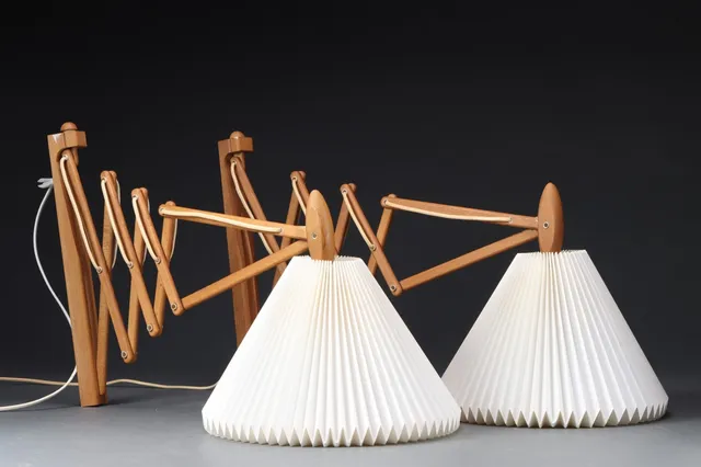 Erik Hansen for Le Klint. Et par sakselampe af egetræ, model '332/334' (2)