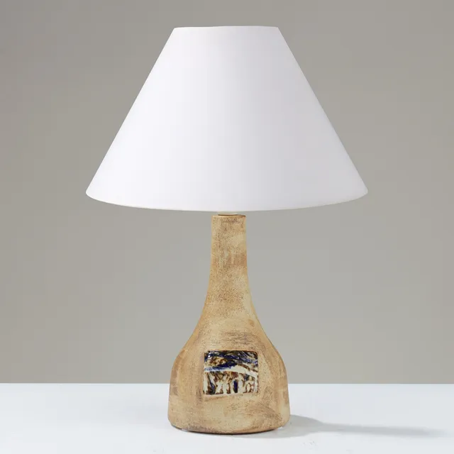 CONNY WALTHER (1931-2019). Hånddrejet, uglaseret bordlampe udsmykket med glaseret relief, eget værksted i Birkerød, Danmark, 1960/70'erne.