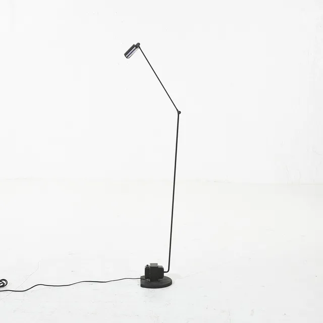 TOMMASO CIMINI. "Daphine Terra", golvlampa, Lumina, Italien, svartlackerad, fot med inpressad märkning.