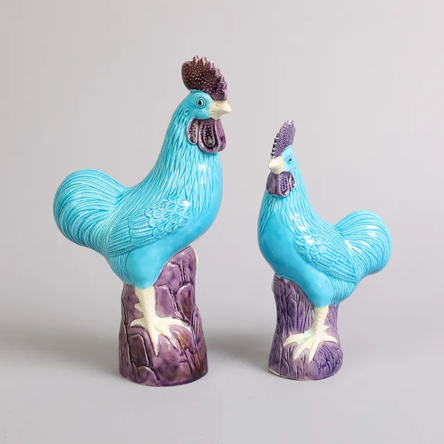 To kinesiske figurer af porcelæn i form af høner, 1900-tallet (2).