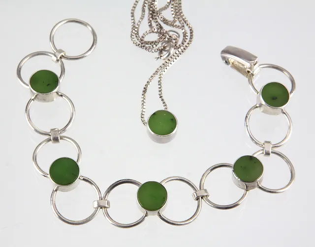 JADE - GARNITUR, JADEARMBAND U. ANHÄNGER, SILBER 925.