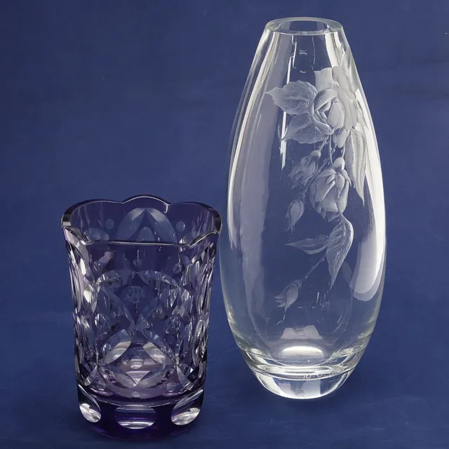 VASER. 2st. Glas med graverad/slipad dekor.