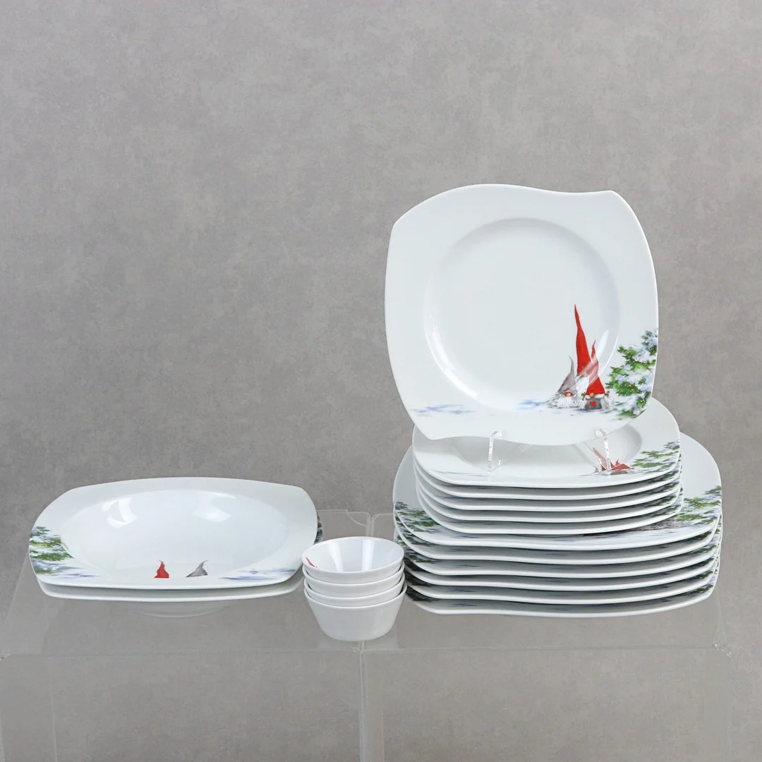 SERVISDELAR, 18 st, "Åsas Tomtebod", porslin. Fyrklövern. — European — Höganäs Auktionsverk