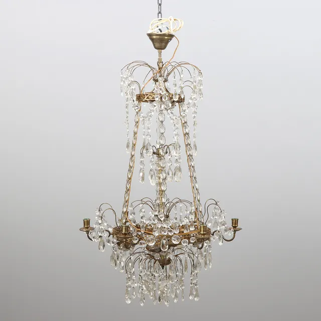 LJUSKRONA MED PRISMOR. Mässingsstomme med glasprismor. Hagamodell. 1900-tal.