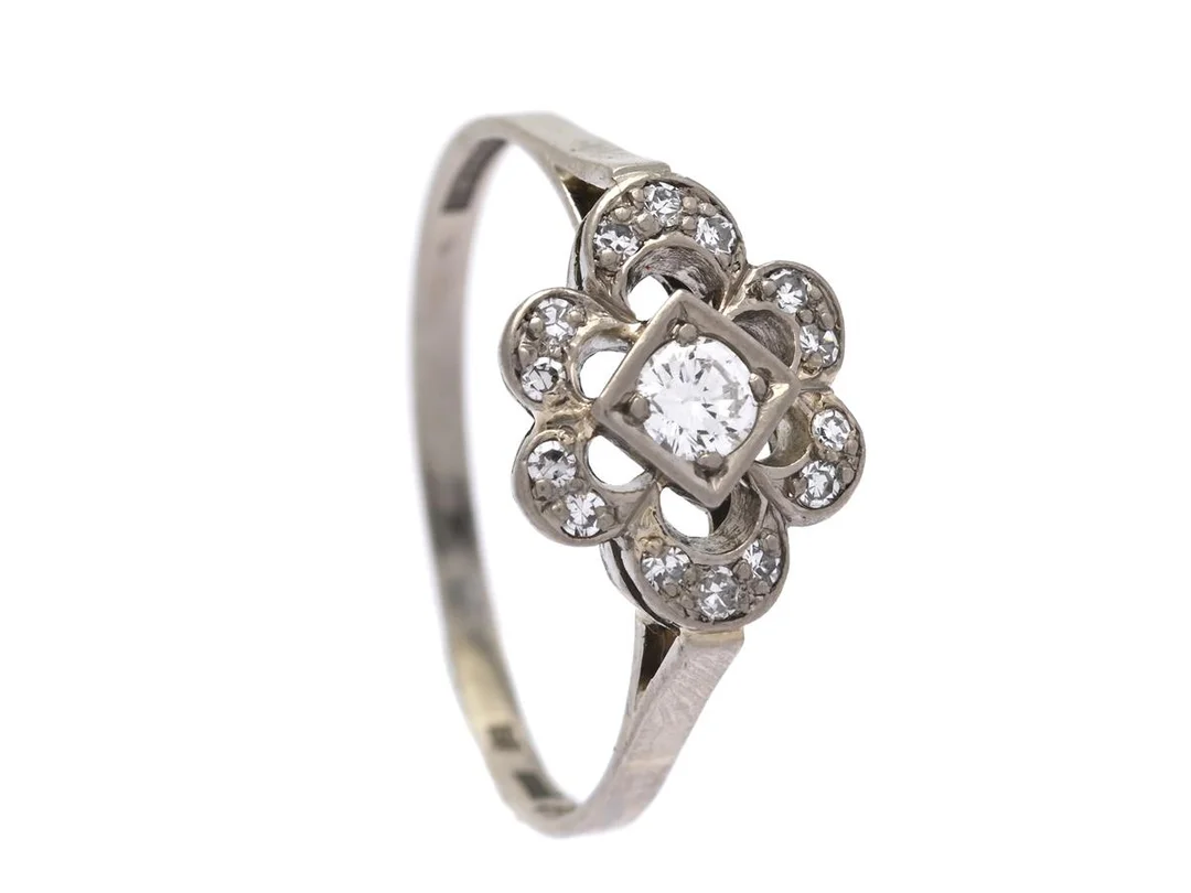 ENGELBERT, ring,18K vitguld, briljantslipad diamant ca 0,12 ct, mindre åttkantslipade diamanter, Stigbert, Stockholm 1952, stl 18,75 mm, vikt 2,5 g. — Smycken/Ring — Kaplans
