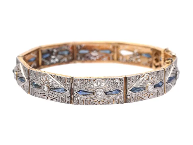 ARMBAND, platina/14K guld, safirer, diamanter, längd 16 cm, vikt 22,7 g, en safir och några diamanter saknas.