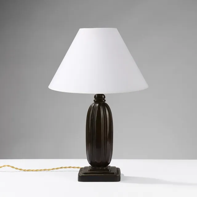 JUST ANDERSEN (1884-1943). Art Deco bordlampe af patineret diskometal, Just Andersen, model 1859, Danmark, formgivet 1936.