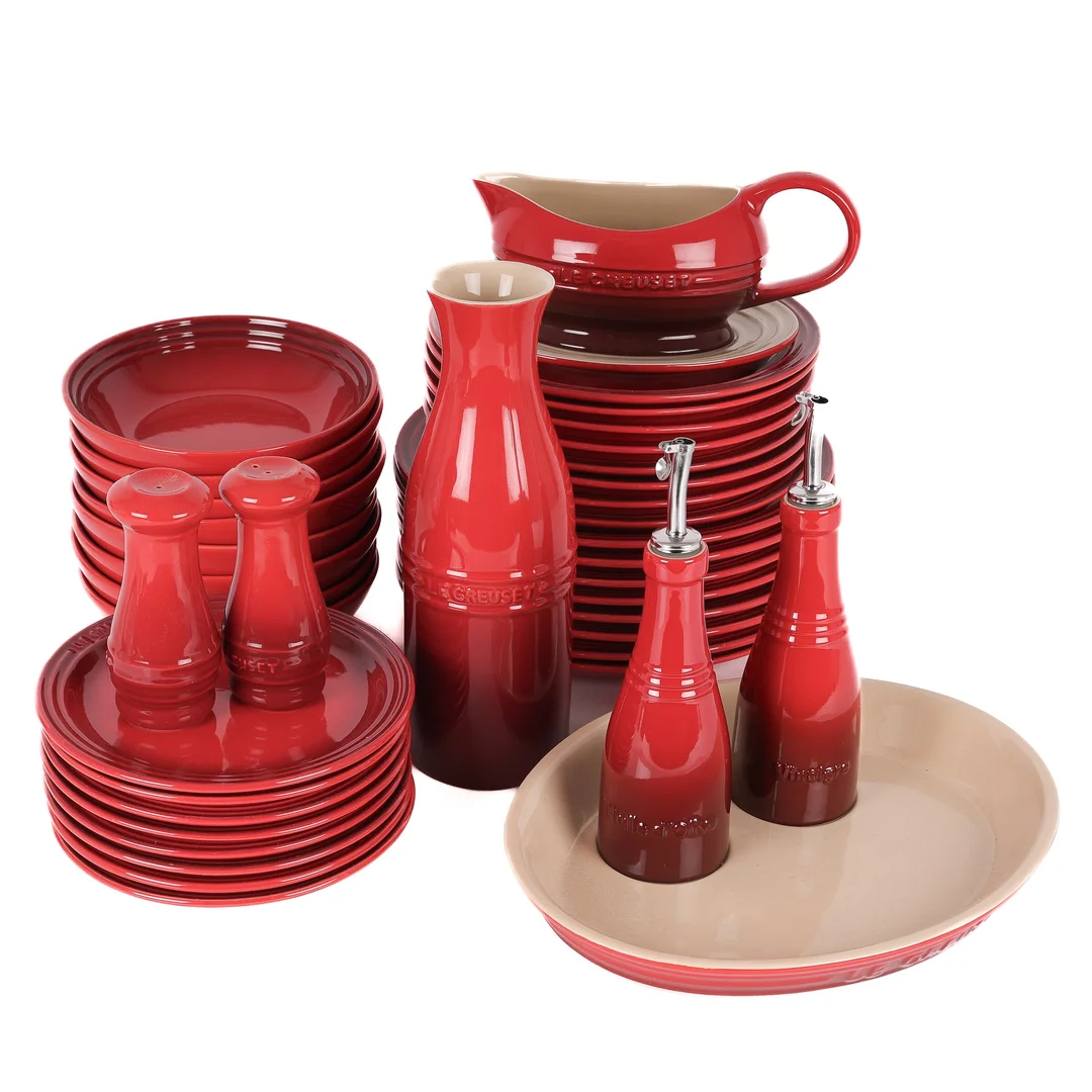 Le Creuset: Bowls, plates, oil-vinegar sets etc., cerise (29) — Glass, porcelain and ceramics/Dinnerware, tea sets, coffee sets — Lauritz
