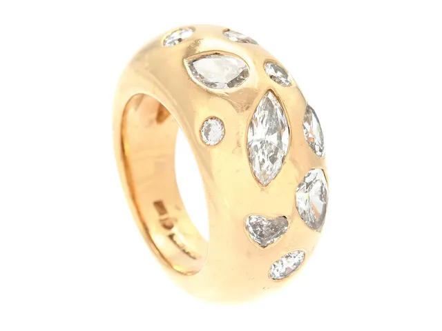 RING, 18K guld, briljant-, navett-, dropp- och hjärtslipade diamanter ca 2,65 ctv, ca TW-W/VS, stl 16,5 mm, vikt 24,7 g, några diamanter med nagg.