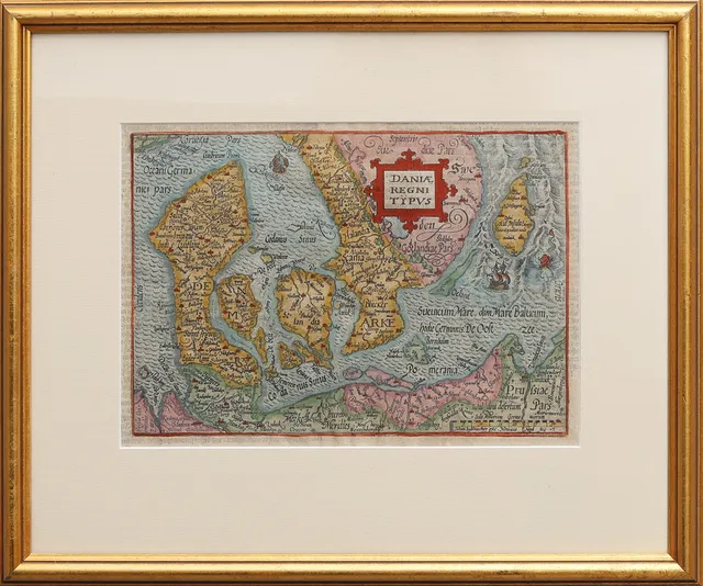 ANTIK KARTA. EN ´GRAVERAD OCH HANDKOLORERAD KARTA ÖVER DANMARK MED SKÅNE, ÖLAND, GOTLAND M. M. AV JOHANN BUSSEMACHER CA. 1590.