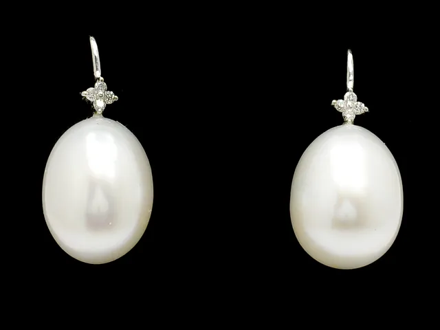 PÄRLÖRHÄNGEN, 18K vitguld, 2 odlade south sea pärlor ca 11,4 x 15 mm, ovala, 8 briljanter ca 0,04 ctv, krokar, vikt 6,7 g.