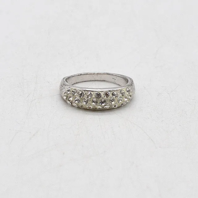 CHO KONZEPT DESIGNER DAMENRING, 28 STEINE UND WEISS EMAILLIERT, GRÖSSE NR. 18 / U 58MM.