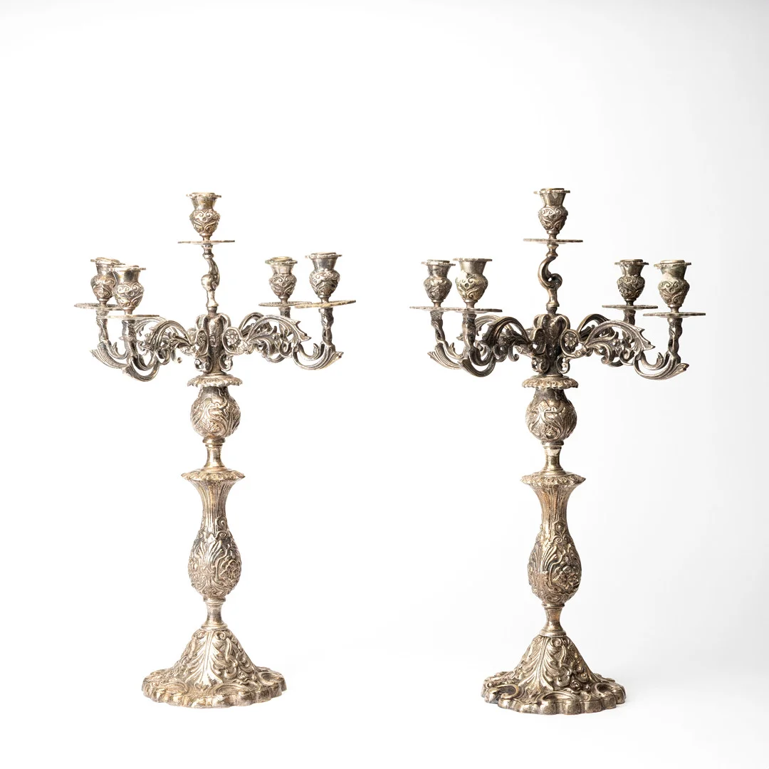 KANDELABRAR, ett par , försilvrad mässing, 1900-tal. — Pewter, Brass & Copper — Auktionshuset Kolonn