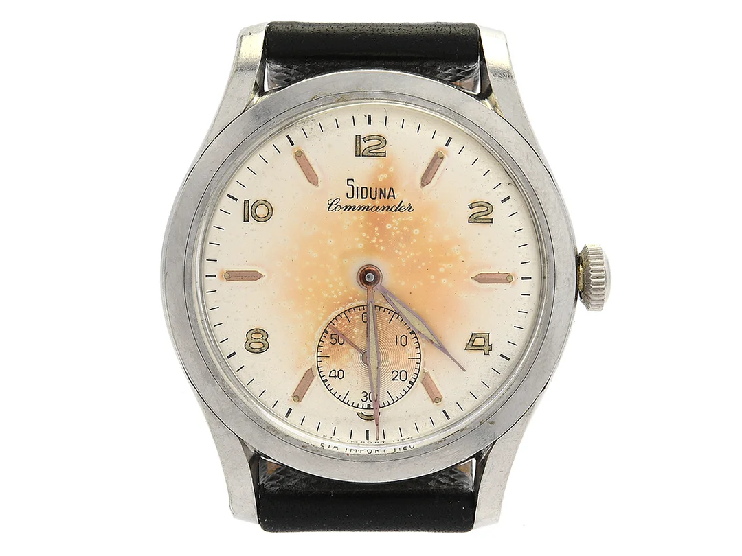 SIDUNA, Commander, Cal 1120, Verk nr. 44900, Boett nr. 266659, herrur, 36,5 mm, stål, manuell, plexiglas, liten sekundvisare, skadad urtavla, skadad krona/ställaxel, läderband, ca 1955. — Klockor/Siduna — Kaplans