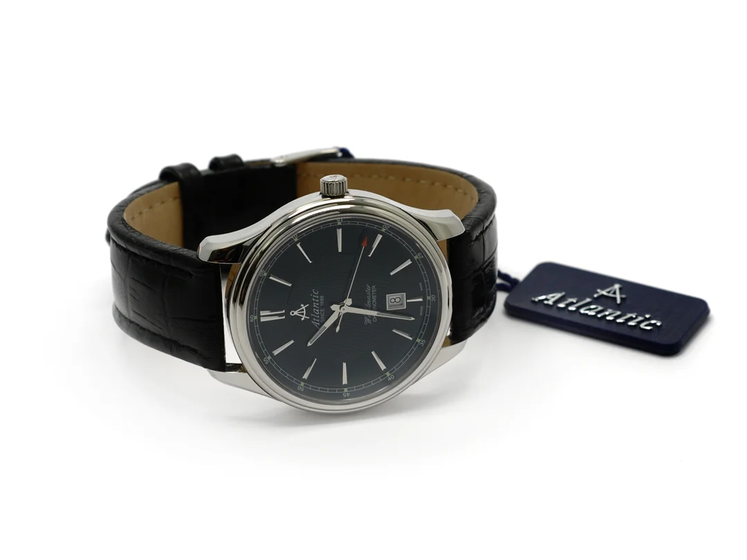 ATLANTIC, Worldmaster, Chronometer, Ref nr. 53751.41.61, Verk nr. 985, herrur, 42 mm, stål, automatisk, safirglas, datum, glasbaksida, läderband, originalspänne, cert, april 2009, box, ytterkartong. — Klockor/Atlantic — Kaplans