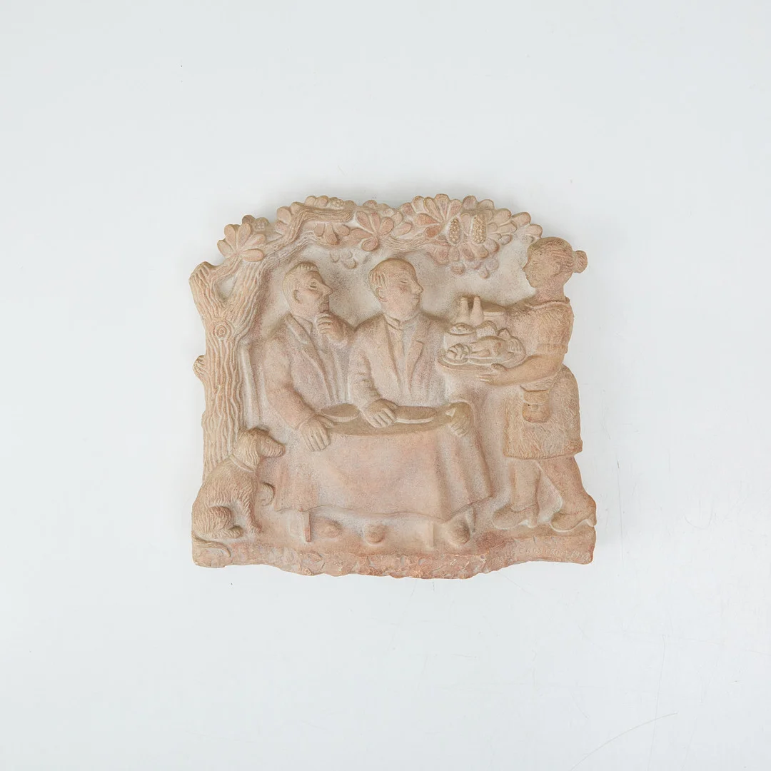 TOROLF ENGSTRÖM (1928-1975). Väggrelief, målat gips, föreställande middagsbjudning under kastanjeträd, signerad i godset, daterad 1948. — Sculptures & Bronzes — Stockholms Auktionsverk Magasin 5
