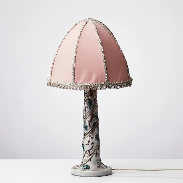 LOUISE ADELBORG. Bordslampa, Rörstrand, glaserat porslin med dekor av bladverk, signerad, 1920-tal.