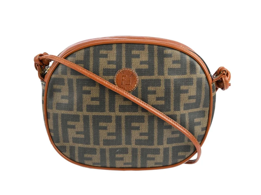 VÄSKA. FENDI, canvas, svart, brunt, brunt läder, 20x17x4 cm, dustbag. — Accessoarer/Väskor — Kaplans