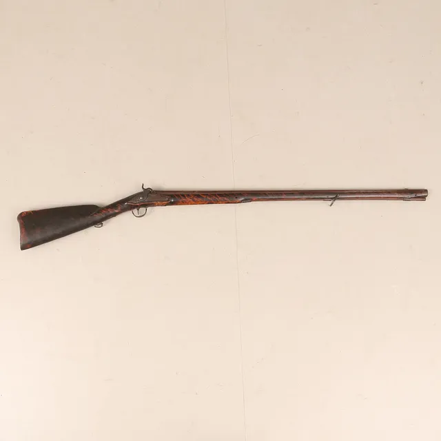 SLAGLÅSBÖSSA, signerad med flambjörk och dekorerad pipa. Sverige, 1700-1800-tal.