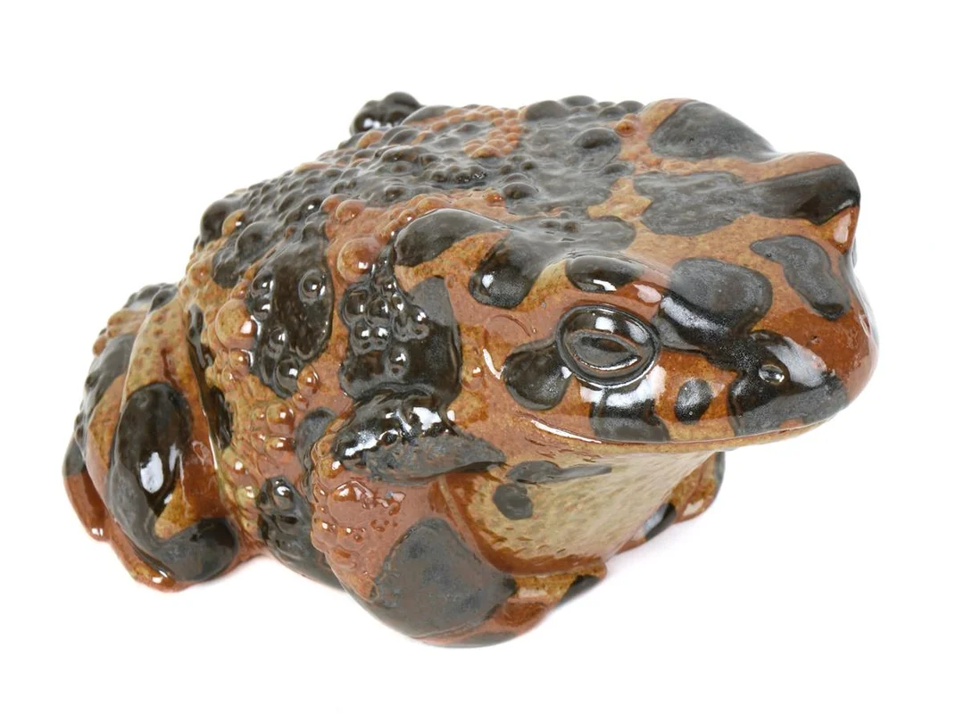 Figurin, Gustavsberg, design: Paul Hoff, modell: Padda, höjd 9cm bredd: 17cm ,signerad och Stämplad: Exclusively made for NK by Paul Hoff, Gustavsberg Sweden, Limited Edition of 1500 for the benefit of WWF — Keramik/Övrigt — Kaplans