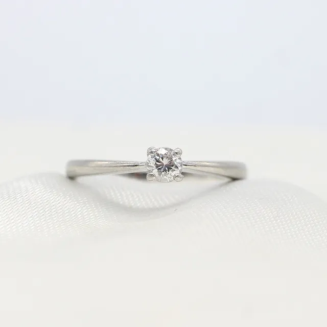 PLATINUM DIAMOND SOLITAIRE RING.