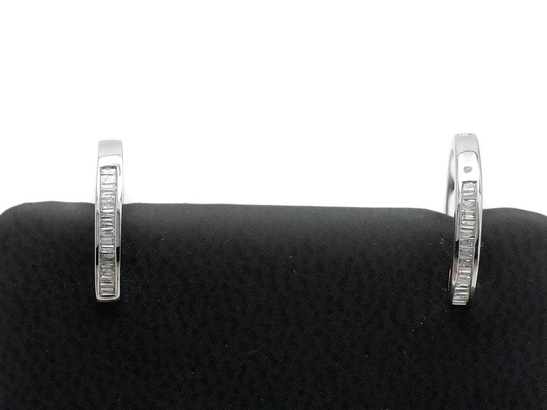 ÖRHÄNGEN, 18K vitguld, bagettslipade diamanter ca 0,18 ctv, ca W, några skadade, vikt 1,4 g, huggies. — Smycken/Örhängen — Kaplans