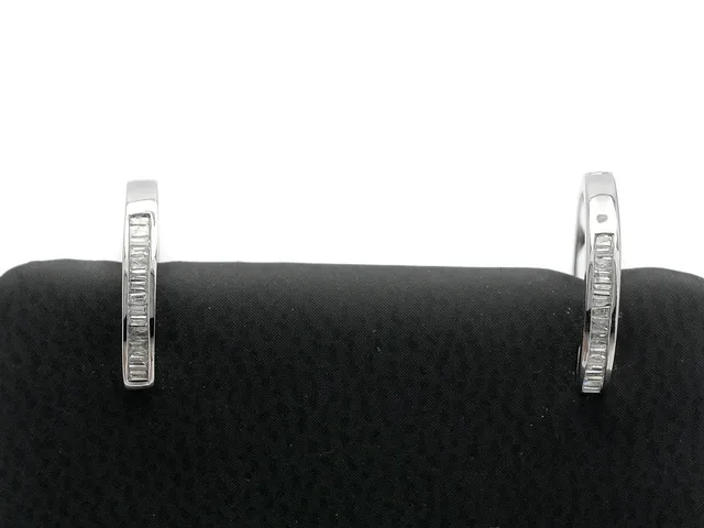 ÖRHÄNGEN, 18K vitguld, bagettslipade diamanter ca 0,18 ctv, ca W, några skadade, vikt 1,4 g, huggies.