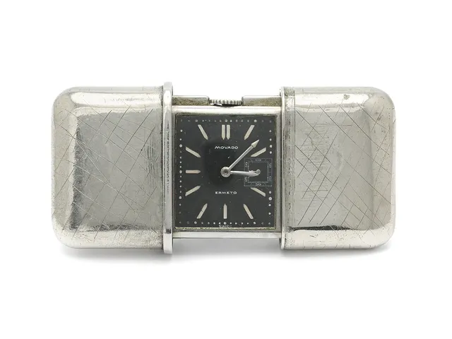 MOVADO, Ermeto, reseur, 50 x 35 (75) mm, Boett nr. 511106, vitmetall, manuell, plexiglas, liten sekundvisare, skadad urtavla, defekt uppdragsfunktion, skadad boett, gravyr, ca 1930.