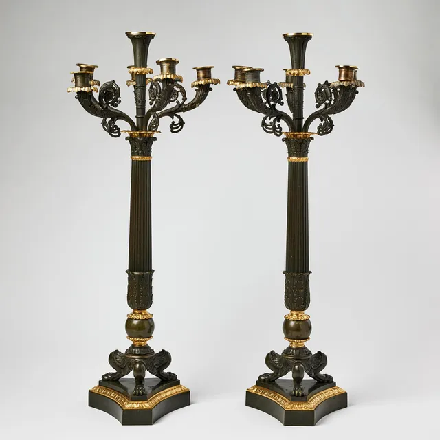 KANDELABRAR, ett par, Restauration, Frankrike 1800-talets andra hälft, för sex ljus, förgylld och mörkpatinerad brons.