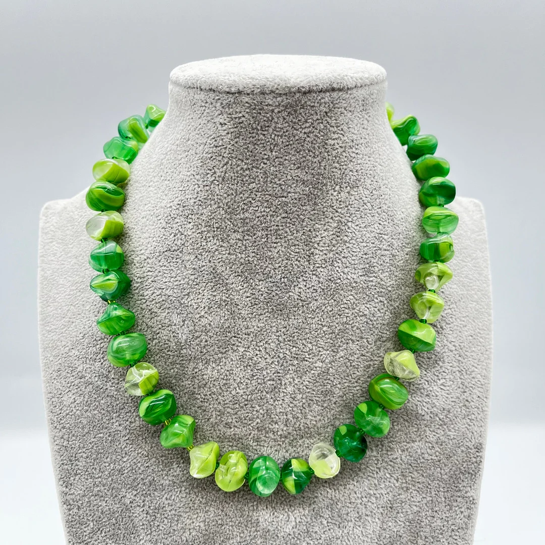 COLLIER AUS JADEFARBENEN MURANOGLAS NUGGETS UND KLEINEN GRÜNEN PERLEN, MAGNETVERSCHLUSS. — Necklace — Kunst- und Auktionshaus Kleinhenz