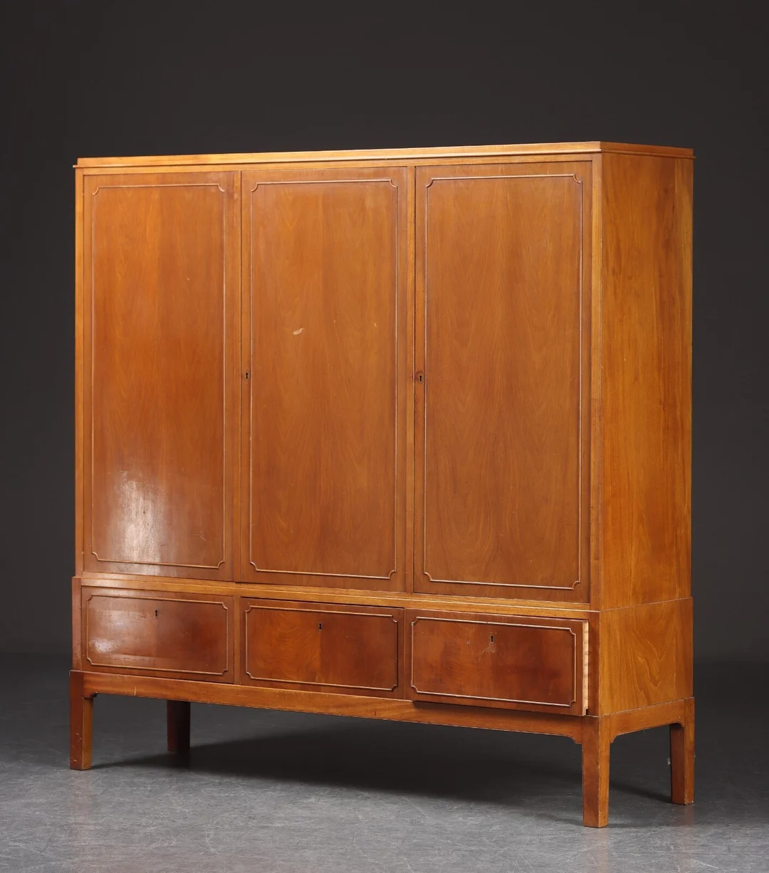 Dansk snedkermester. Kabinet / dækketøjsskab af mahogni, 1940-50'erne — Furniture/Cabinets, chests of drawers — Lauritz
