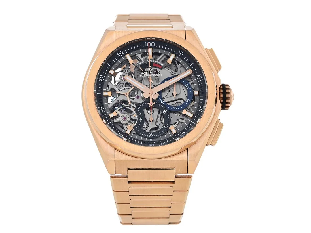 ZENITH, Defy 21, El Primero, Chronometer, Verk nr. 601310, Serie nr. 329162, Ref nr. 18.9000.9004/71.M9000, Boett nr. 18.9000.9004, kronograf, herrur, 44 mm, 18K rosa guld, automatisk, safirglas, skeleterat urverk, gångreservindikator, OBS: kronograf nollställer ej/servicebehov, glasbaksida, integrerad originallänk, viklås, totalvikt 251,7 gram, ca 2020, box, ytterkartong. — Klockor/Zenith — Kaplans