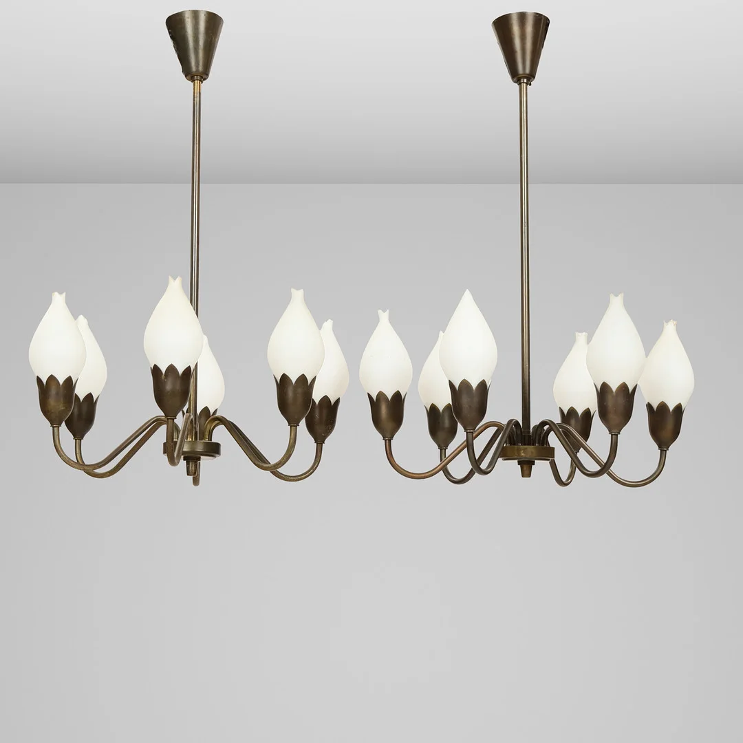 DANSK DESIGN. Par 6-armet “tulipan” lysekroner af messing, skærme af opalglas, Fog & Mørup, Danmark, formgivet ca. 1950'erne. (2). — Chandeliers — Palsgaard Kunstauktioner