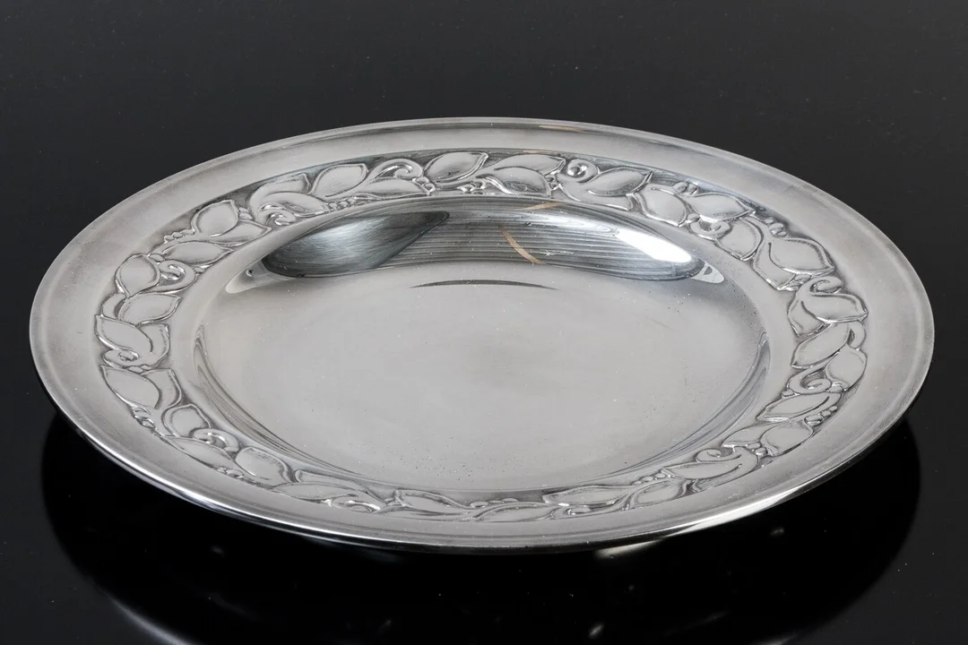 Evald Nielsen. Cirkulært fad af sølv — Silver, bronze, copper and pewter/Hollowware — Lauritz