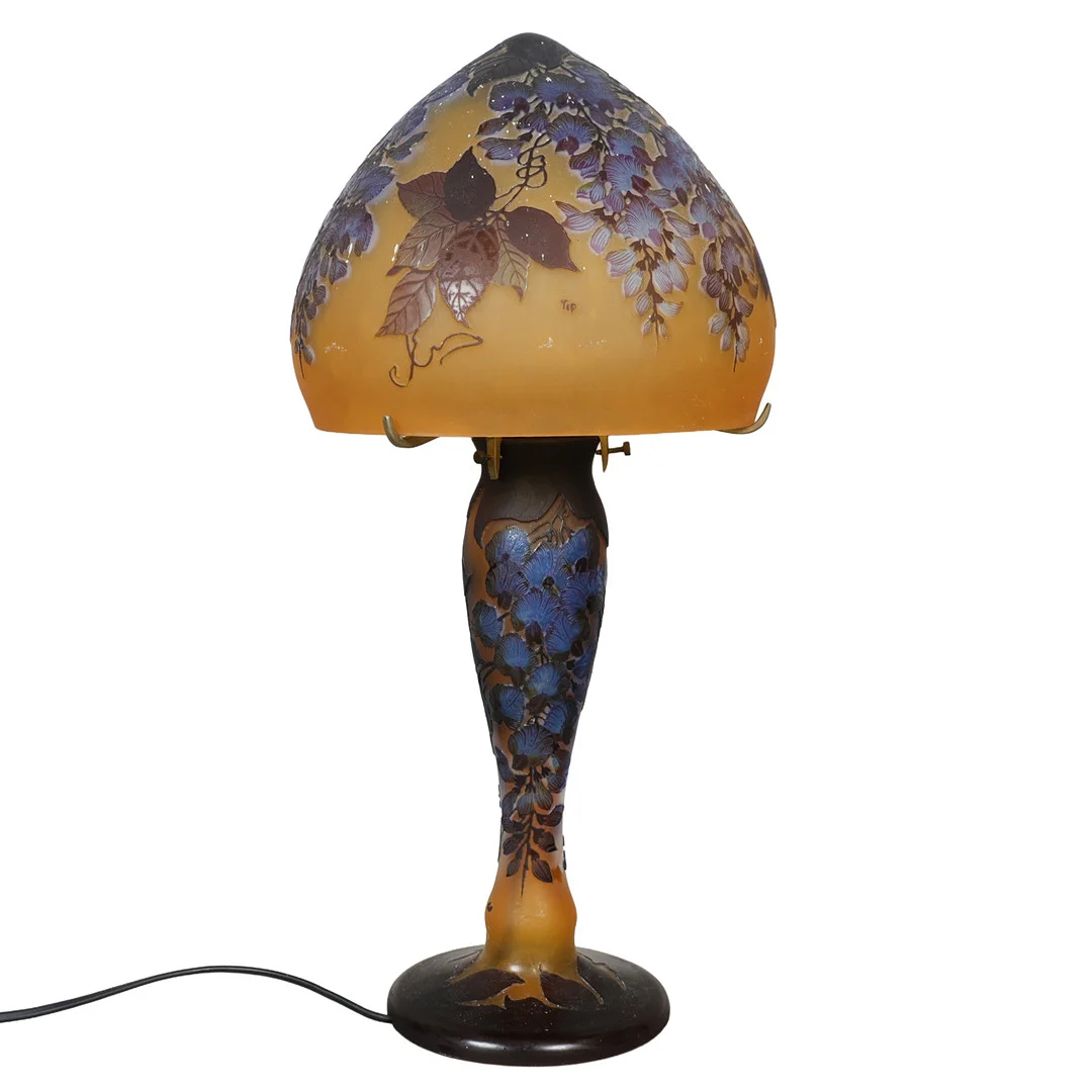 IN THE MANNER OF ÉMILE GALLÉ (1846-1904) A CAMEO LAMP. — Art glass — Bishop & Miller