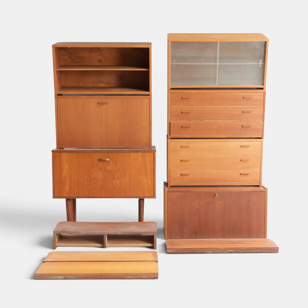 Væghængt reolsystem af teak. Danmark, 1960'erne (14). — Cupboards, Cabinets & Shelves — Woxholt Auktioner