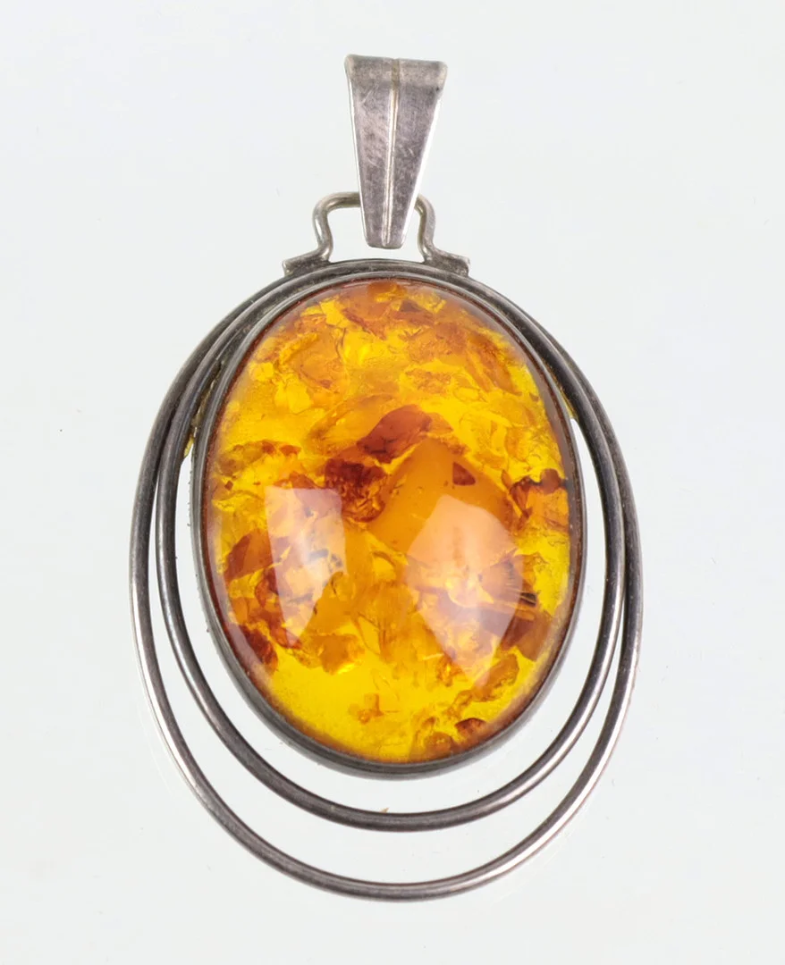 BERNSTEIN ANHÄNGER, SILBER 835, FISCHLAND SCHMUCK. — Brooches & Pendants — Auktionshaus Bossard