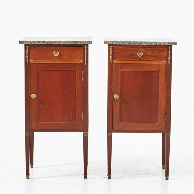 SÄNGBORD, 1 par, gustaviansk stil, 1900-tal, med stenskiva, mahogny, detaljer i mässing.