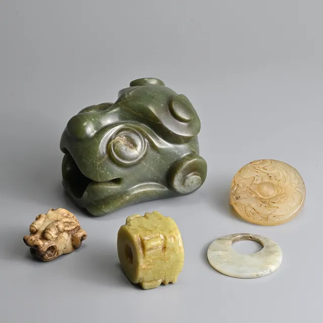 A GROUP OF CHINESE JADE CARVINGS.