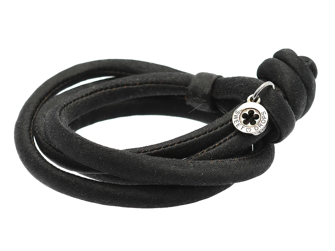 OLE LYNGGAARD, svart silke, längd 37,5 cm, påse. — Smycken/Armband — Kaplans