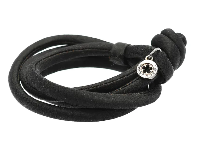 OLE LYNGGAARD, svart silke, längd 37,5 cm, påse.