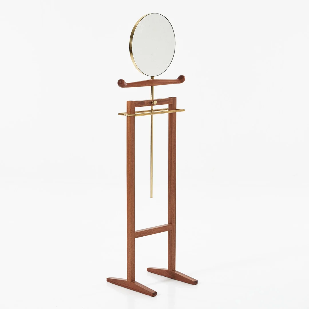MICHAEL ANASTASSIADES. Herrbetjänt, för Firma Svenskt Tenn, mahogny och mässing, med spegel. — Other — Stockholms Auktionsverk Magasin 5