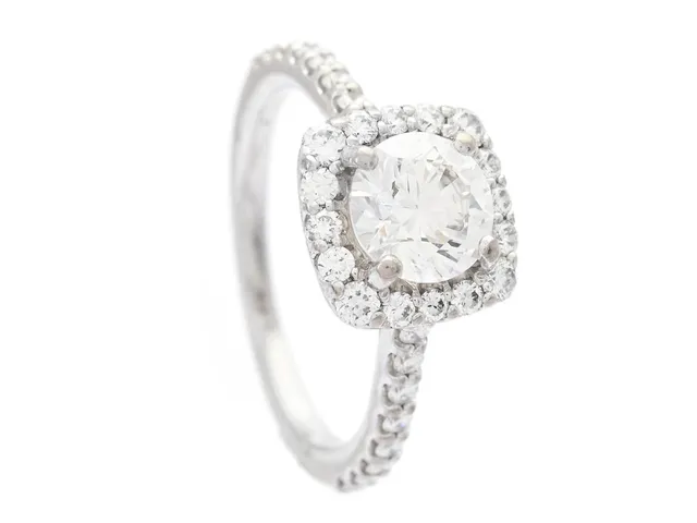 RING, 18K vitguld, briljantslipad diamant 0,93 ct, TW(G)/VVS2, GIA Diamond Dossier 1199934875, 32 briljantslipade diamanter ca 0,50 ctv, stl 15,75 mm, vikt 3,3 g.