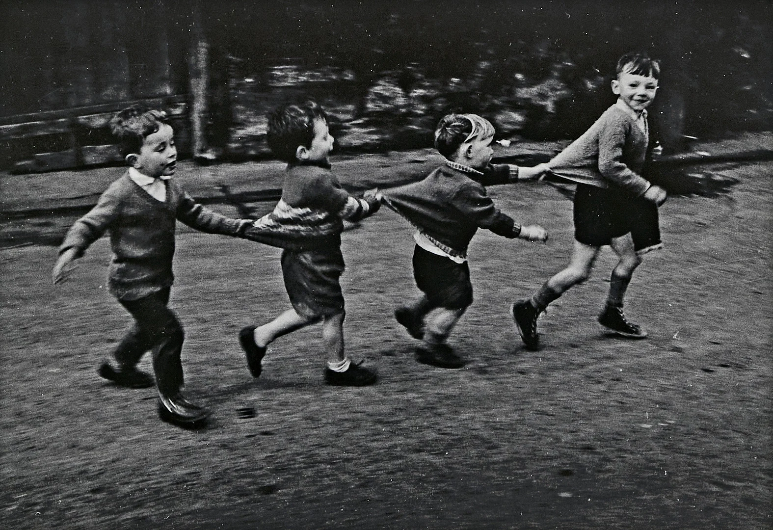 JEAN HERMANSON (1938‑2012). ”Lekande barn, Dublin 1967”. — Photography — Stockholms Auktionsverk Fine Art