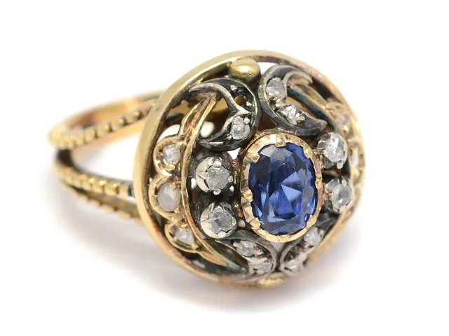 RING, 18K guld, safir ca 0,50 ctv, rosenstenar, stl 16,5 mm, vikt 7,4 g, skena med skada (bristning)