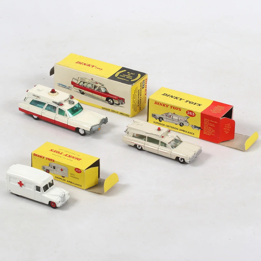 MODELLBILAR, 3 st, Ambulans, Dinky Toys, England, 1900-talets andra hälft. — Toys — Stadsauktion Sundsvall