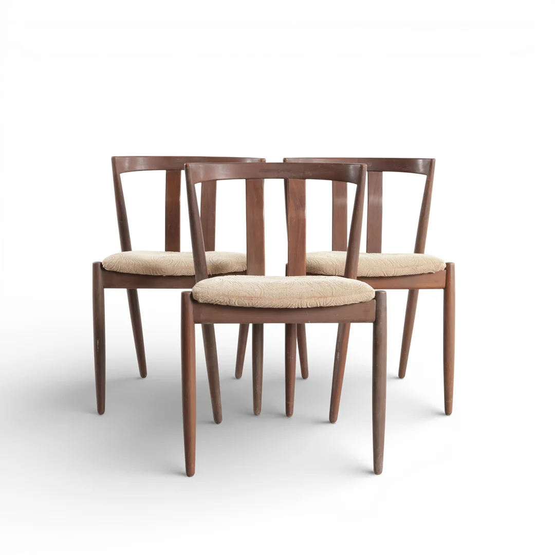 KAI KRISTIANSEN. TILSKREVET. Tre stole med stel af teak, kopstykker med synlige samlinger, sæder betrukket med møbelstof. Antageligvis udført hos Schou Andersen. Danmark, 1960-70'erne (3). — Armchairs & Chairs — Woxholt Auktioner
