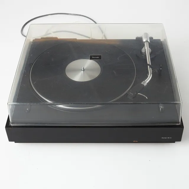 SONAB, "85S", vinylspelare, 1960/70-tal, svartlackerad, etikettmärkning.