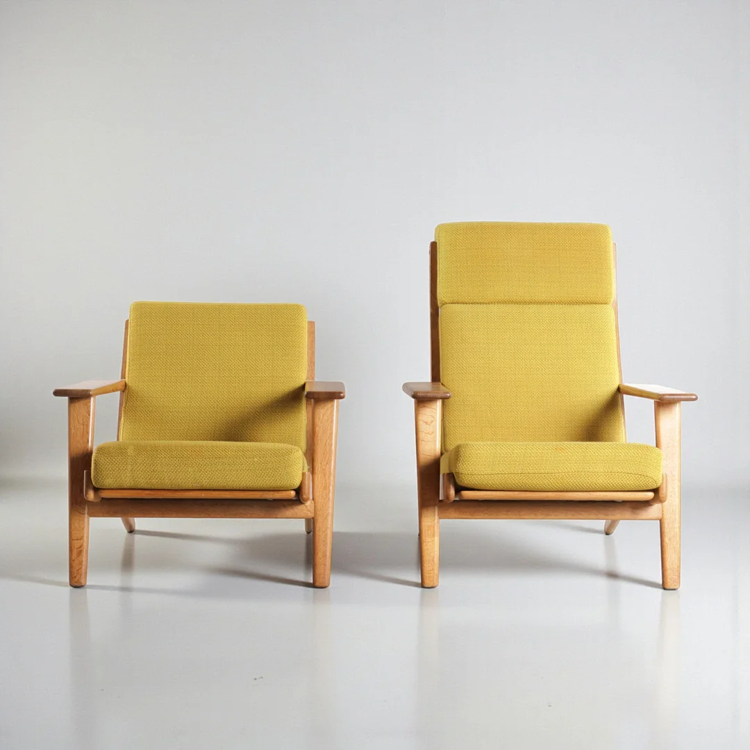 HANS J. WEGNER. To lænestole med stel af eg, løse hynder i sæde og ryg betrukket uld. Formgivet i 1953. Udført og mærket hos Getama, 'GE 290'. Danmark, 1960'erne (2). — Armchairs & Chairs — Woxholt Auktioner